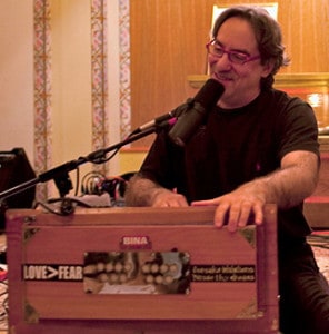 Kirtan-Rabbi-happy-at-harmonium-web